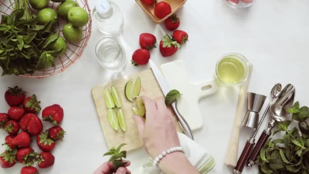 Krok Krokem Krájení Ovoce Pro Jahodové Mojito Čerstvých Organických Jahody — Stock video