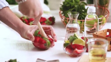 Adım adım. --Dan taze organik çilek çilek mojito hazırlanıyor