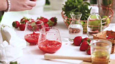 Adım adım. --Dan taze organik çilek çilek mojito hazırlanıyor