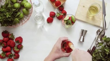 Adım adım. --Dan taze organik çilek çilek mojito hazırlanıyor