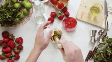 Adım adım. --Dan taze organik çilek çilek mojito hazırlanıyor