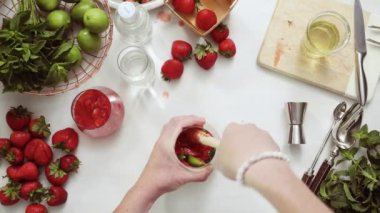 Adım adım. --Dan taze organik çilek çilek mojito hazırlanıyor