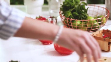 Adım adım. --Dan taze organik çilek çilek mojito hazırlanıyor