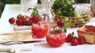 Adım adım. --Dan taze organik çilek çilek mojito hazırlanıyor