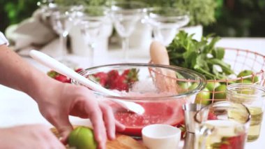 Adım adım. --Dan taze organik çilek çilek margarita hazırlanıyor