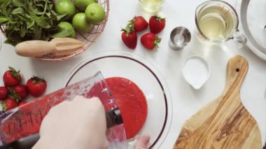 Adım adım. Zaman atlamalı. --Dan taze organik çilek çilek margarita hazırlanıyor