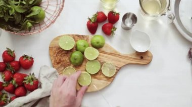 Adım adım. --Dan taze organik çilek çilek margarita hazırlanıyor