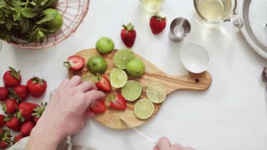 Adım adım. --Dan taze organik çilek çilek margarita hazırlanıyor