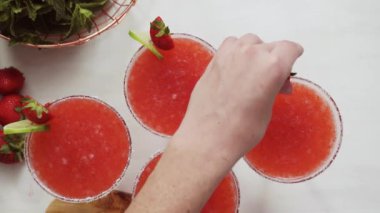 Adım adım. Taze limon ve çilek çilek margarita süsleme