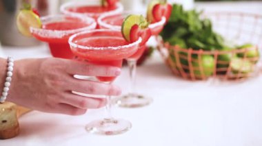 Taze çilek margarita kokteyl taze çilek ve kireç ile süslenmiş