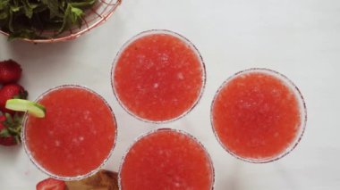 Adım adım. Taze limon ve çilek çilek margarita süsleme
