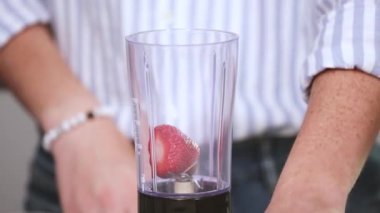 Adım adım. Kentucky öpücük bourbon taze organik çilek ile kokteyl hazırlama