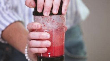 Adım adım. Kentucky öpücük bourbon taze organik çilek ile kokteyl hazırlama