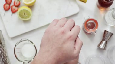 Adım adım. Kentucky öpücük bourbon taze organik çilek ile kokteyl hazırlama
