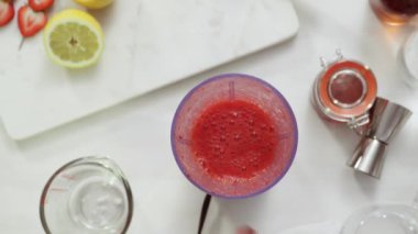 Adım adım. Kentucky öpücük bourbon taze organik çilek ile kokteyl hazırlama