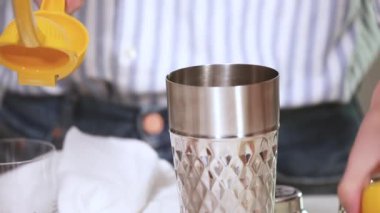 Adım adım. Kentucky öpücük bourbon taze organik çilek ile kokteyl hazırlama