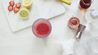 Adım adım. Kentucky öpücük bourbon taze organik çilek ile kokteyl hazırlama