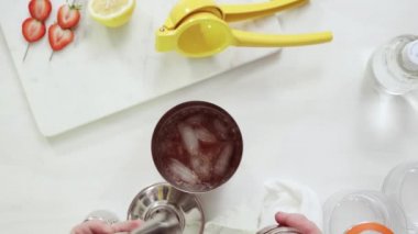 Adım adım. Kentucky öpücük bourbon taze organik çilek ile kokteyl hazırlama