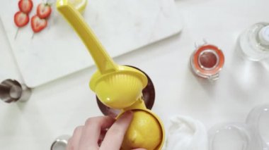 Adım adım. Kentucky öpücük bourbon taze organik çilek ile kokteyl hazırlama