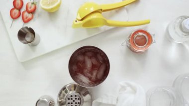 Adım adım. Kentucky öpücük bourbon taze organik çilek ile kokteyl hazırlama