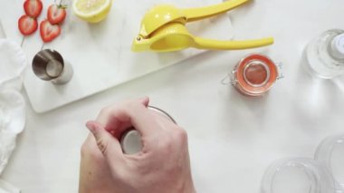 Adım adım. Kentucky öpücük bourbon taze organik çilek ile kokteyl hazırlama