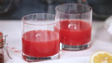 Adım adım. Kentucky öpücük görmemenin bourbon taze organik çilek ile hazırlama