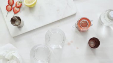 Adım adım. Kentucky öpücük görmemenin bourbon taze organik çilek ile hazırlama