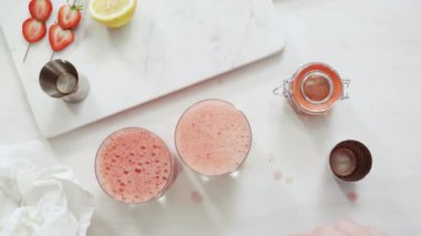 Adım adım. Kentucky öpücük bourbon taze organik çilek ile kokteyl hazırlama