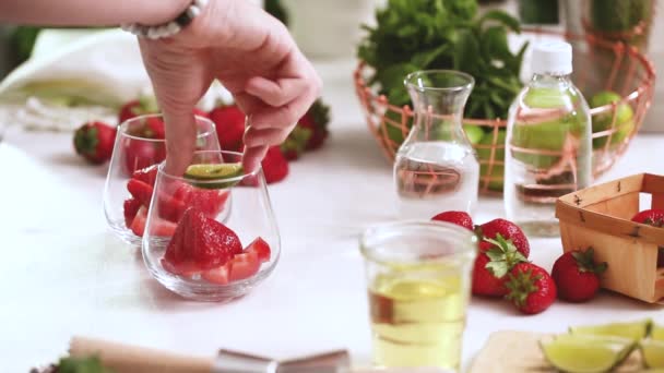 一歩一歩 新鮮な有機栽培のイチゴから苺のモヒートを準備 — ストック動画