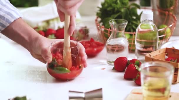 Paso Paso Preparación Mojito Fresa Partir Fresas Orgánicas Frescas — Vídeos de Stock