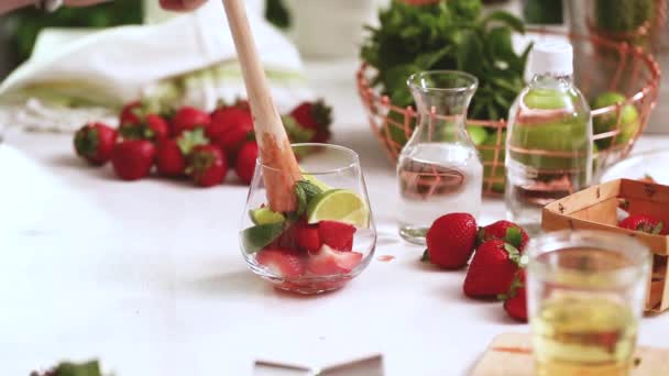 Steg För Steg Förbereda Strawberry Mojito Från Färska Ekologiska Jordgubbar — Stockvideo