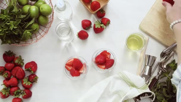 Schritt Für Schritt Erdbeermojito Aus Frischen Bio Erdbeeren Zubereiten — Stockvideo