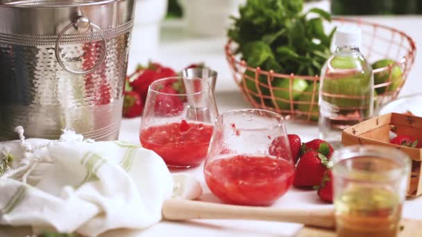 Paso Paso Preparación Mojito Fresa Partir Fresas Orgánicas Frescas — Vídeos de Stock