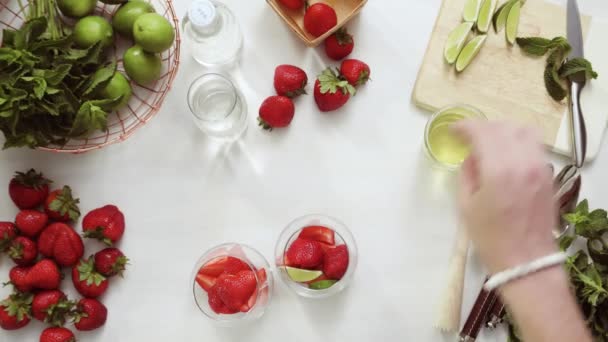 Schritt Für Schritt Erdbeermojito Aus Frischen Bio Erdbeeren Zubereiten — Stockvideo
