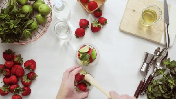 Schritt Für Schritt Erdbeermojito Aus Frischen Bio Erdbeeren Zubereiten — Stockvideo