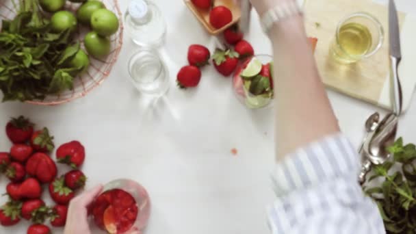 一歩一歩 新鮮な有機栽培のイチゴから苺のモヒートを準備 — ストック動画