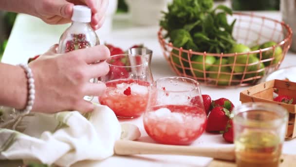 Paso Paso Preparación Mojito Fresa Partir Fresas Orgánicas Frescas — Vídeos de Stock