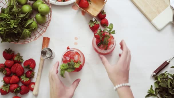 循序渐进 新鲜有机草莓草莓莫吉托的研制 — 图库视频影像
