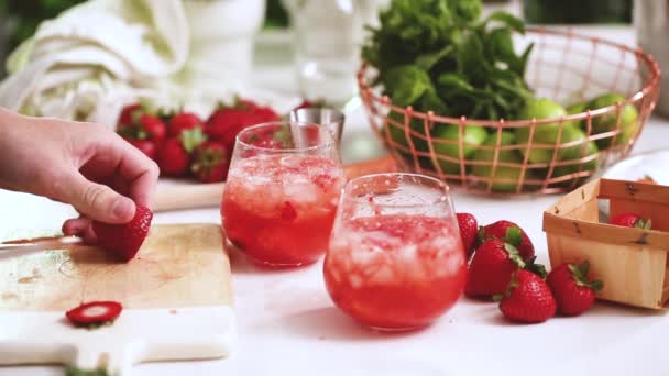 Paso Paso Preparación Mojito Fresa Partir Fresas Orgánicas Frescas — Vídeo de stock