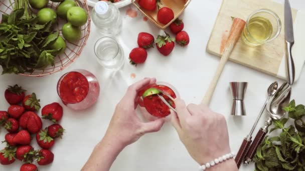 Paso Paso Preparación Mojito Fresa Partir Fresas Orgánicas Frescas — Vídeos de Stock