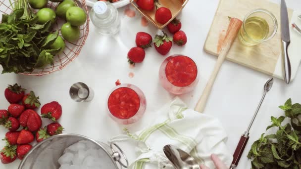 Paso Paso Preparación Mojito Fresa Partir Fresas Orgánicas Frescas — Vídeos de Stock