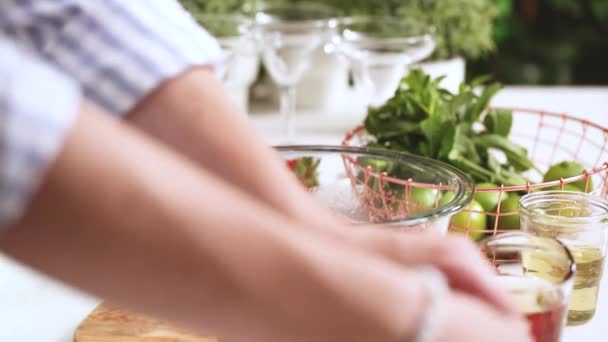 一歩一歩 新鮮な有機栽培のイチゴからストロベリー マルガリータの準備 — ストック動画