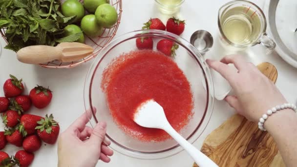 Paso Paso Preparación Margarita Fresa Partir Fresas Orgánicas Frescas — Vídeos de Stock