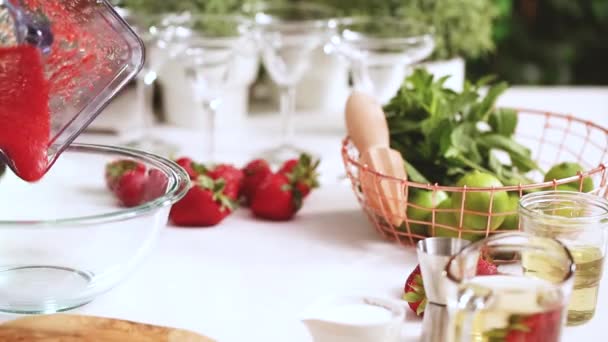 Krok Krokem Časová Prodleva Příprava Strawberry Margarita Čerstvých Organických Jahody — Stock video