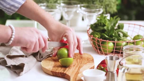 一歩一歩 新鮮な有機栽培のイチゴからストロベリー マルガリータの準備 — ストック動画