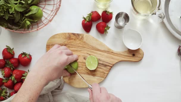 Steg För Steg Förbereda Strawberry Margarita Från Färska Ekologiska Jordgubbar — Stockvideo