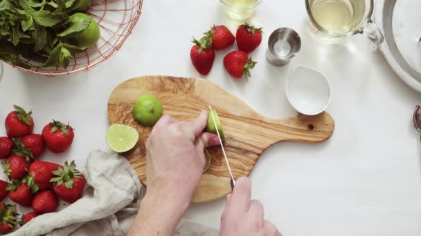 Steg För Steg Förbereda Strawberry Margarita Från Färska Ekologiska Jordgubbar — Stockvideo