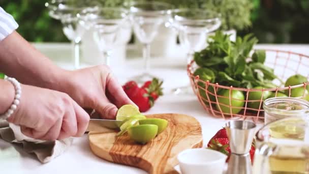 一歩一歩 時間の経過 新鮮な有機栽培のイチゴからストロベリー マルガリータの準備 — ストック動画