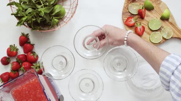 Paso Paso Preparación Margarita Fresa Partir Fresas Orgánicas Frescas — Vídeos de Stock