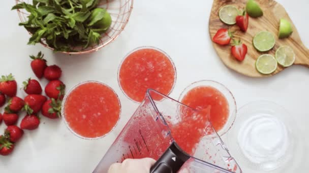 Steg För Steg Förbereda Strawberry Margarita Från Färska Ekologiska Jordgubbar — Stockvideo